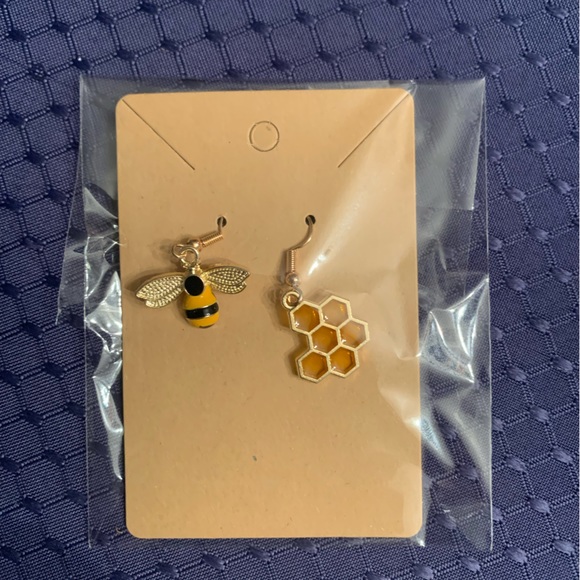 NEW Boutique Bee & Honeycomb Mismatch Dangle Earrings - Picture 2 of 2